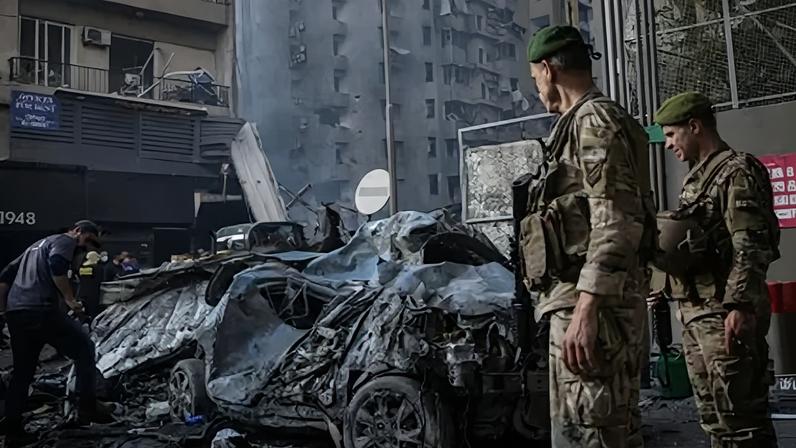 Soldados do exército libanês guardam o local de um ataque aéreo israelense em 8 de abril de 2026 em Beirute, Líbano