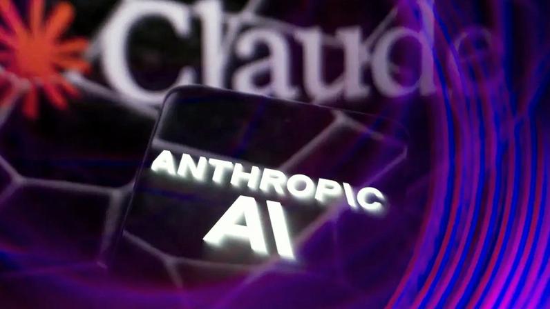 Logotipo da Anthropic é exibido na tela de um smartphone: Governos e instituições financeiras estão avaliando riscos de cibersegurança associados ao modelo avançado da empresa (Getty/Getty Images)