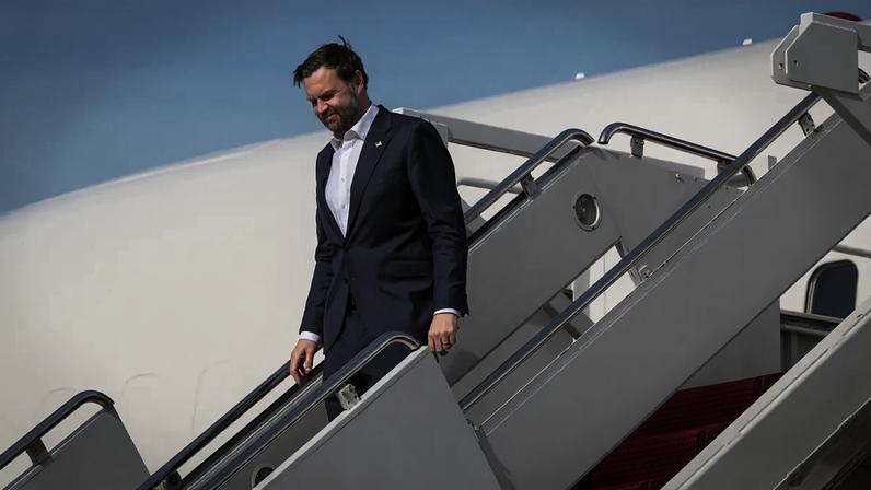 O vice-presidente dos EUA, J.D. Vance, deixa a primeira rodada de negociações com o Irã, sediada no Paquistão. - (Jacquelyn Martin/Getty Images)