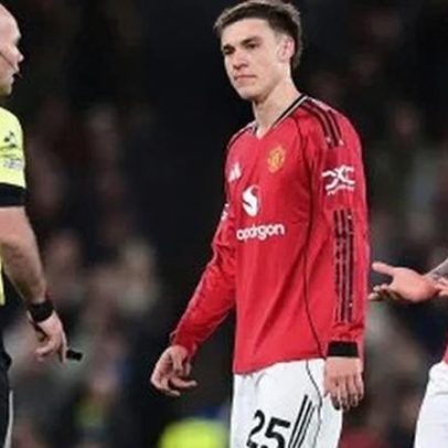 Zagueiro do Manchester United é expulso após puxão de cabelo