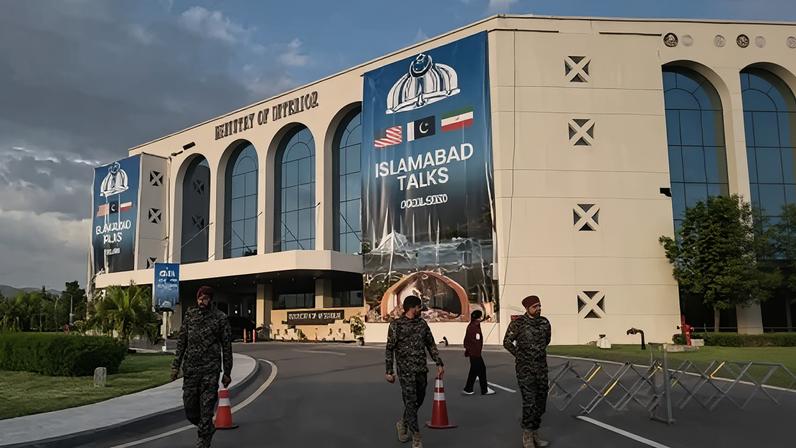 Faixas anunciando conversas entre EUA e Irã no Centro de Convenções Jinnah, onde a imprensa internacional se reuniu para cobrir as negociações que acontecem no Hotel Serena
