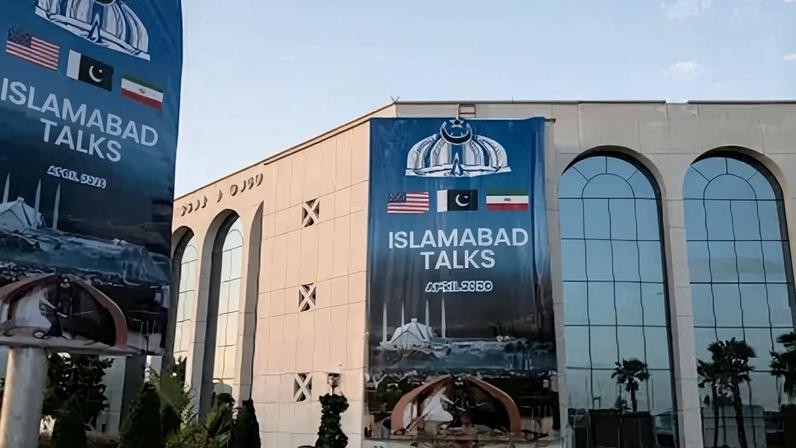 Faixas anunciando conversas entre EUA e Irã no Centro de Convenções Jinnah, onde a imprensa internacional se reuniu para cobrir as negociações que acontecem no Hotel Serena