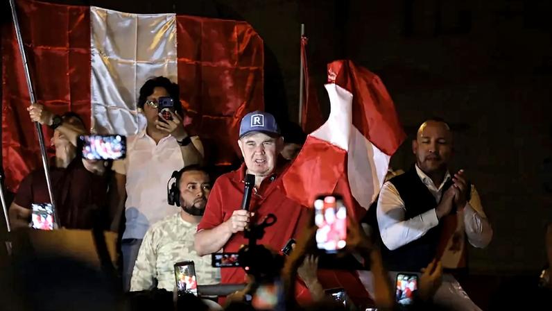 O candidato presidencial Rafael López Aliaga discursa para seus apoiadores em frente ao Júri Nacional Eleitoral (JNE) em Lima, Peru. 14/04/2026 - (Klebher Vasquez/Anadolu/Getty Images)