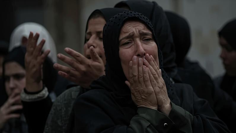 Palestinos que perderam parentes em um ataque israelense durante o funeral na Cidade de Gaza, Palestina, em 15 de abril de 2026