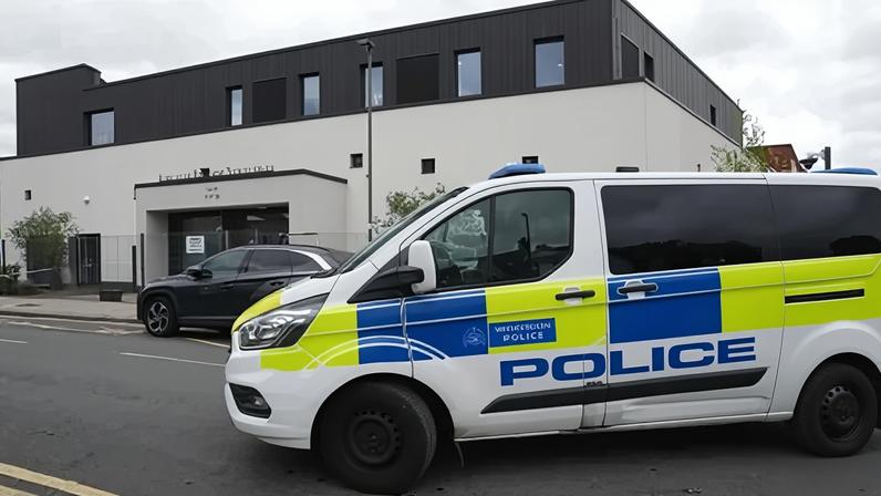 Policiais em frente à Sinagoga Reformista de Finchley, no norte de Londres, após uma tentativa de incêndio criminoso