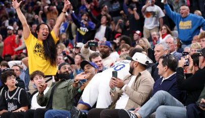 Curry pergunta se a bola entrou após cesta decisiva