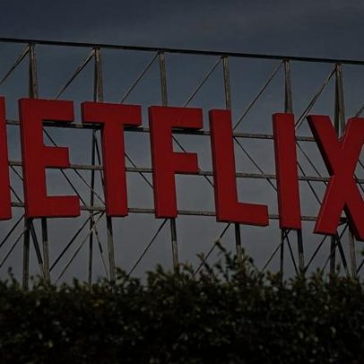 Ações da Netflix caem após previsão fraca e saída de fundador