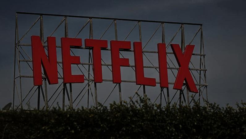 O logotipo da Netflix é visto no telhado de um prédio comercial em Los Angeles, Califórnia, em 16 de abril de 2026 (Michael Yanow/NurPhoto via/Getty Images)