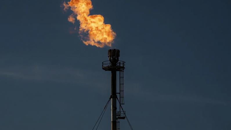 Uma torre de queima na refinaria Dos Bocas Olmeca da Petróleos Mexicanos (PEMEX), na cidade de Paraíso, estado de Tabasco, México, na quinta-feira, 16 de abril de 2026 (Isabel Mateos Hinojosa/Bloomberg via/Getty Images)