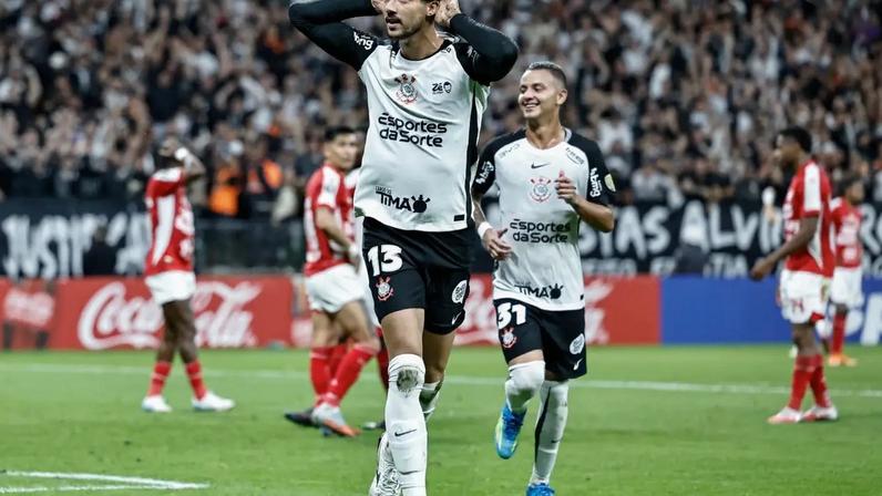 Gustavo Henrique comemorando o segundo gol do Corinthians na partida contra o Santa Fe, pela Copa Libertadores (Alexandre Schneider/Getty Images)