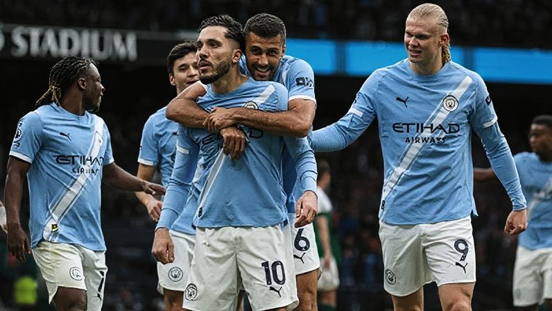 Rayan Cherki, do Manchester City, comemora com seus companheiros gol contra o Arsenal, pela Premiere League