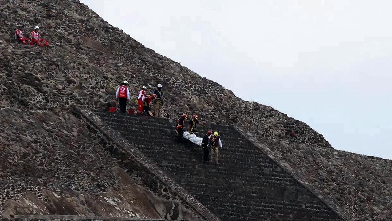 Socorristas carregam corpo na Pirâmide da Lua, no complexo arqueológico de Teotihuacan, México. 20/04/2026 (Daniel Cardenas/Anadolu/Getty Images)
