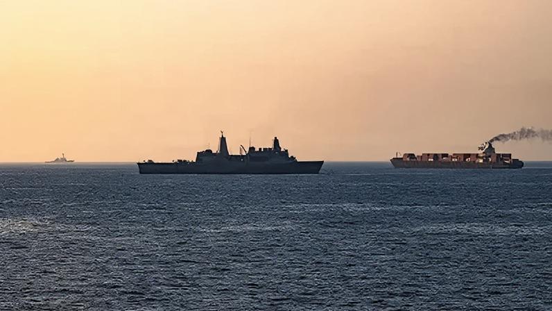 Forças dos EUA patrulham o Mar Arábico perto do navio M/V Touska em 20 de abril de 2026