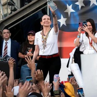 María Corina Machado é aclamada por milhares em praça de Madri