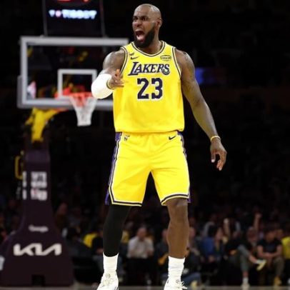 LeBron James mostra que ainda está no auge com movimento constante