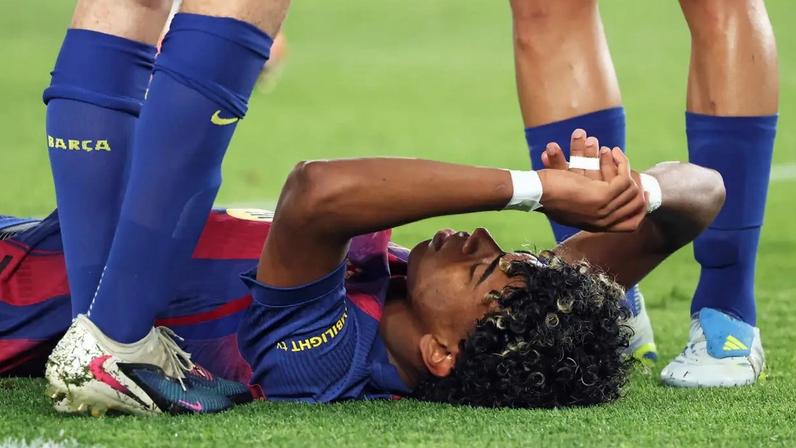 Lamine Yamal foi ao chão após converter pênalti para o Barcelona