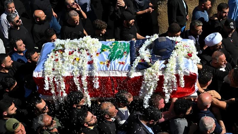 Funeral da jornalista Amal Khalil, morta durante ataque israelense contra o Líbano. 23/04/2026 (STR/NurPhoto/Getty Images)