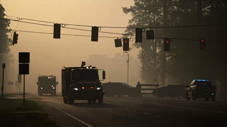 Equipes de emergência passam por um bloqueio de estrada causado pela forte fumaça em 24 de abril de 2026, em Atkinson, Geórgia