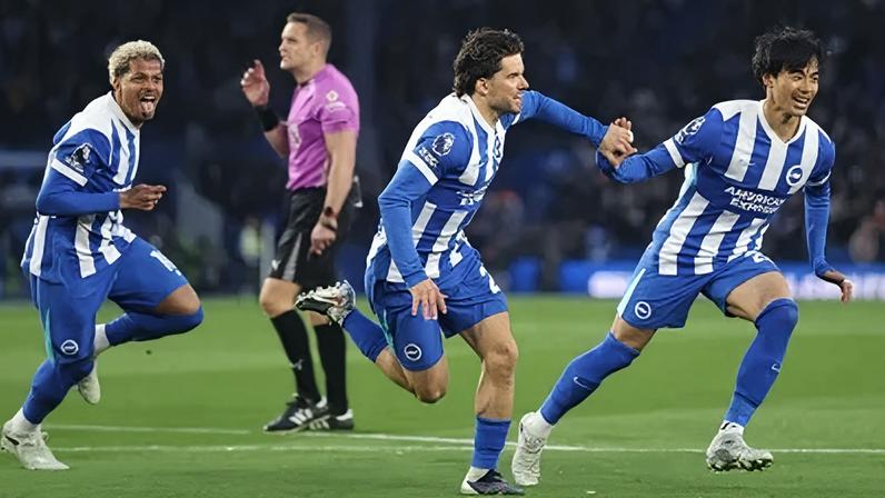 Jogadores do Brighton celebram gol contra o Chelsea