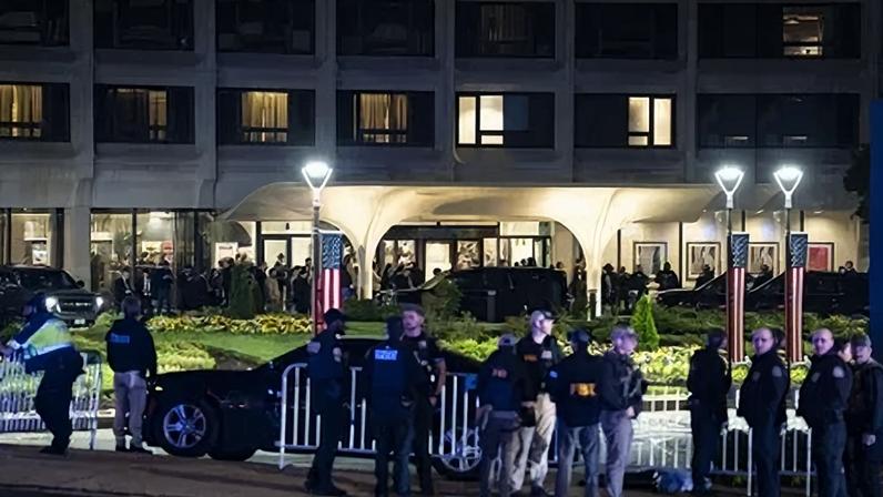 Participantes se reúnem no saguão do Washington Hilton após o adiamento do Jantar da Associação de Correspondentes da Casa Branca na noite passada