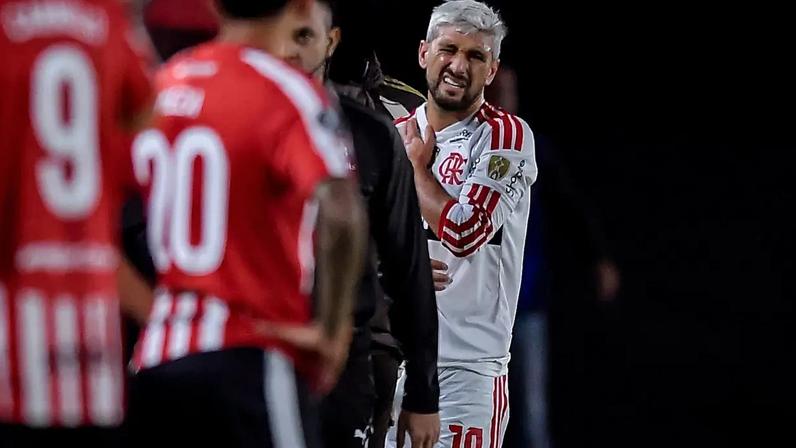 Arrascaeta saiu com dores no ombro após dividida e queda — diagnóstico: fratura da clavícula (Marcelo Endelli/Getty Images)