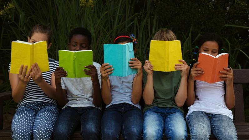 Crianças lendo livros
