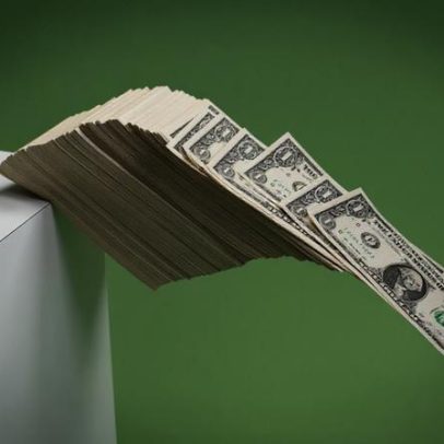 Dólar fecha em R$4,97, menor valor do ano em 2026