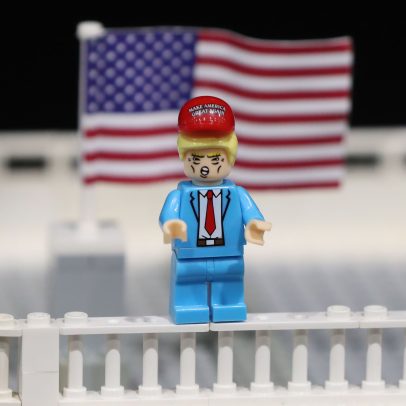 Máquina de memes pró-Irã usa cartoons de Lego criados por IA sobre Trump