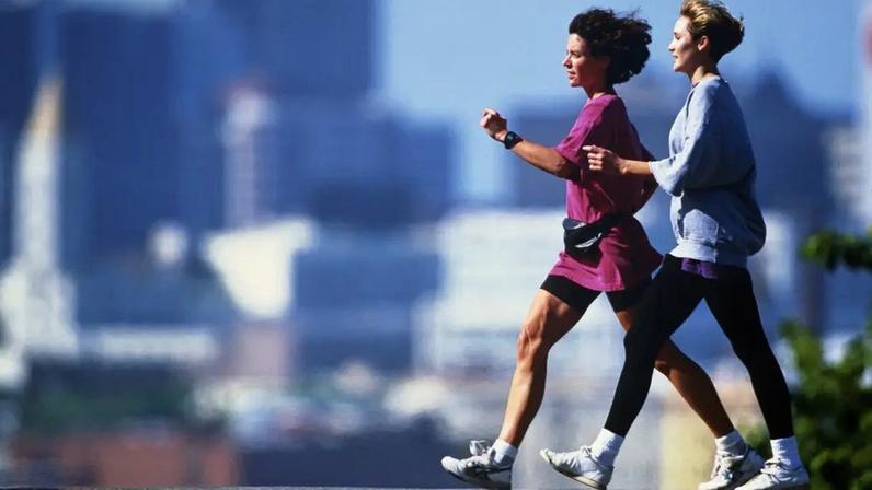 Exercício: caminhada leve, mas feita com frequência, é um remédio poderoso para todo o sistema vascular (Foto: GI/Getty Images)
