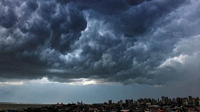 ZCIT provoca muita chuva no norte do PA e no AP. O total acumulado em abril de 2026 em Belém e em Macapá superou a média antes do fim do mês. (Foto: Belém, PA, Getty Images)