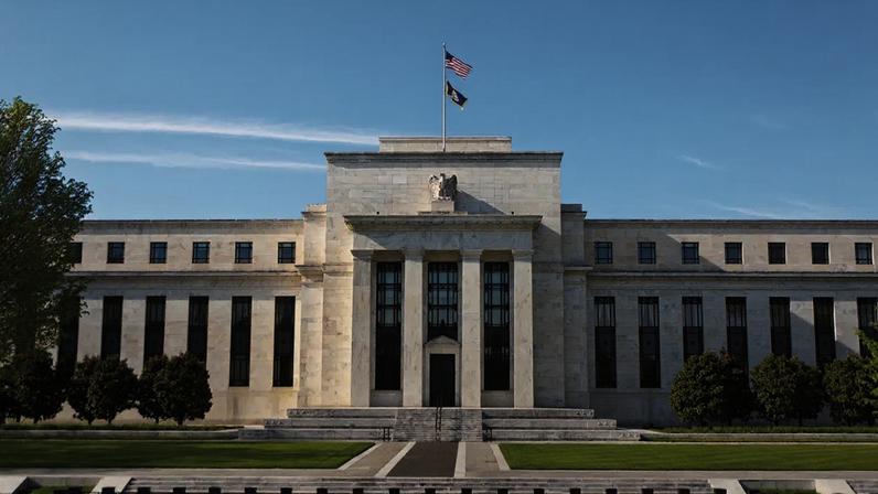 O FedWatch indicava que 90% dos investidores esperavam a manutenção dos juros no nível atual até o fim de 2026 (YinYang/Getty Images)