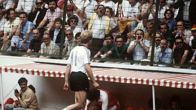 Karl-Heinz Rummenigge, da seleção alemã, na partida contra a Áustria na Copa do Mundo de 1982