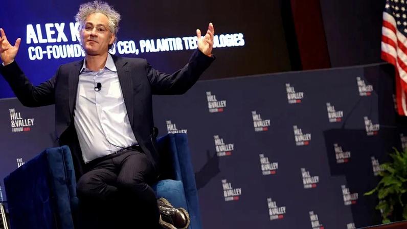 Alex Karp, CEO da Palantir, discursa durante um painel intitulado “Poder, Propósito e o Novo Século Americano” no Fórum Hill and Valley, realizado no Capitólio dos Estados Unidos em 30 de abril de 2025, em Washington, DC. O Fórum Hill and Valley reúne legisladores, CEOs do setor de tecnologia e investidores de capital de risco para debater sobre tecnologia e segurança nacional.