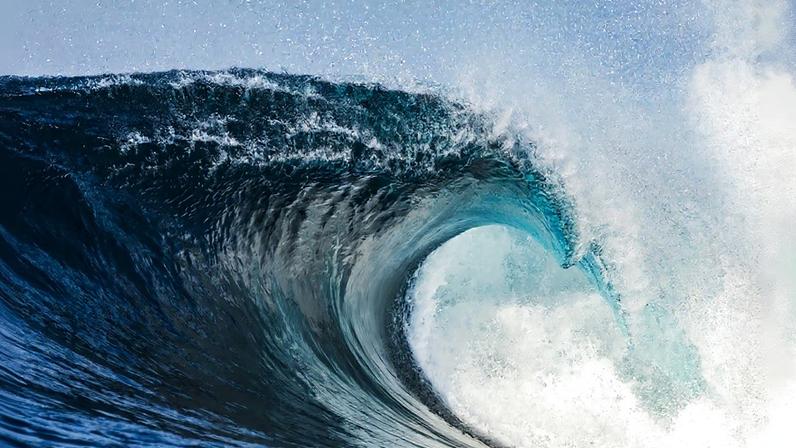 A passagem de um ciclone extratropical pela costa gaúcha gera grandes ondas que se espalham pelo litoral do Sul e do Sudeste