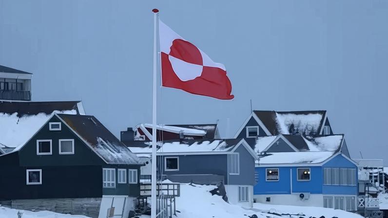 A bandeira da Groenlândia tremula sobre casas em 17 de janeiro de 2026 em Nuuk, Groenlândia. Líderes da Groenlândia