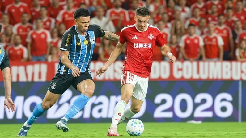 Gustavo Martins, zagueiro do Grêmio, marca Borré, atacante do Inter, de perto