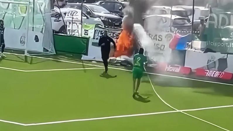Ezequiel Schelotto pegou uma mangueira à beira do campo e conteve as chamas