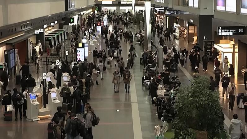 Corredor de aeroporto cheio