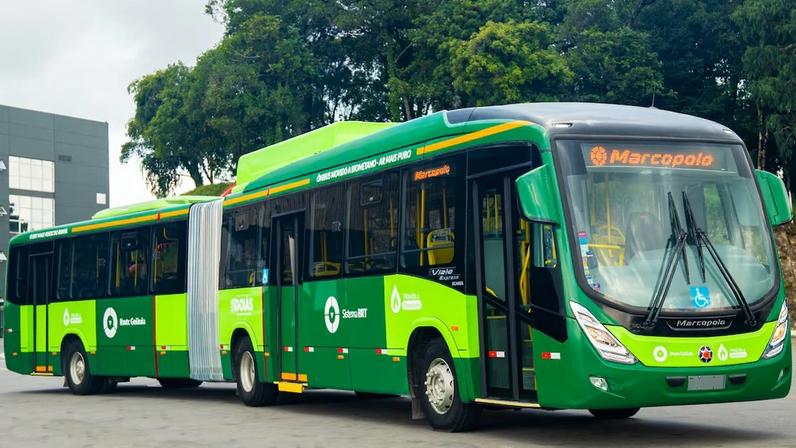 Oito ônibus articulados movidos a biometano começaram a circular em Goiânia no final de março.