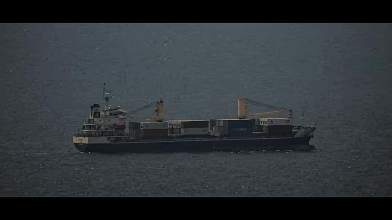 Navio de carga com bandeira da Jordânia navega no Golfo Pérsico em direção ao Estreito de Ormuz, nos Emirados Árabes Unidos, nesta quarta-feira, 22 Foto: AP