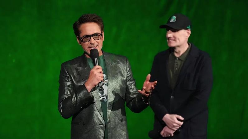 Robert Downey Jr., à esquerda, membro do elenco do próximo filme 'Vingadores: Doutor Destino', e o presidente da Marvel Studios, Kevin Feige, durante a apresentação da Walt Disney Studios na CinemaCon, na quinta-feira, 16 de abril de 2026, no Caesars Palace, em Las Vegas. Foto: Chris Pizzello/Invision/AP