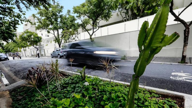 Áreas destinadas ao estacionamento de veículos deverão ser transformadas em espaços permeáveis e arborizados.