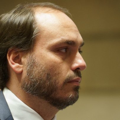 Carlos deixa casa de Bolsonaro após reclamar de tempo de visita entre irmãos