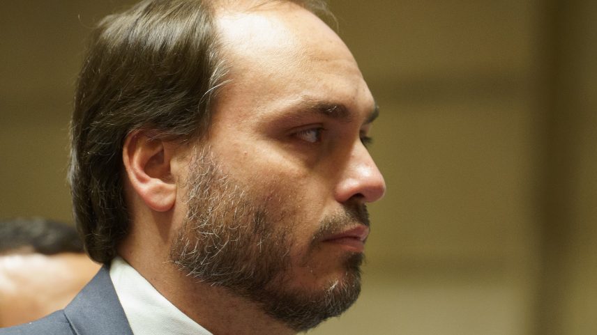 Carlos Bolsonaro classificou a restrição de horários de visita como 'peculiar'