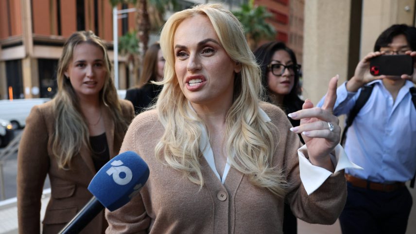 Rebel Wilson chega a tribunal em Sydney