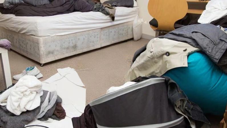 Entre o limpo e o sujo: a ciência da cadeira de roupas e o atalho mental