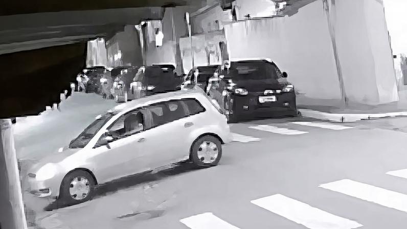 Imagens das câmeras de segurança registraram o momento em que o motoqueiro é arremessado