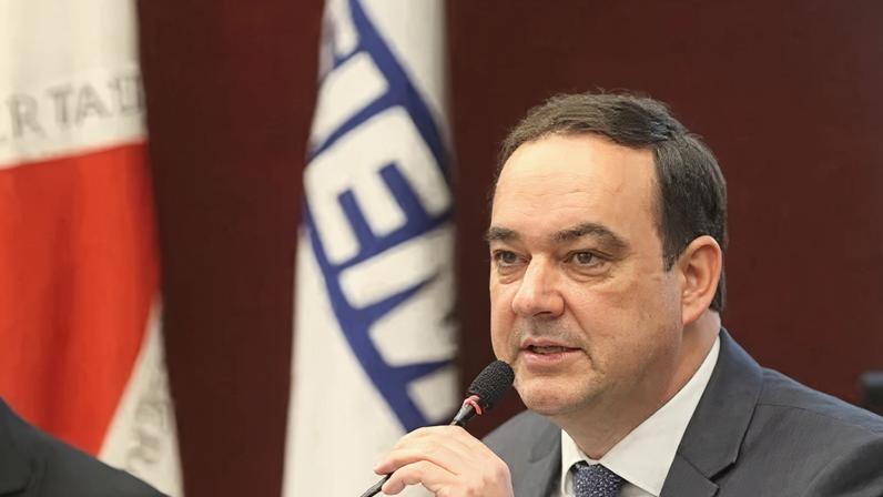 Ao microfone, o presidente da Federação das Indústrias do Estado de Minas Gerais (FIEMG), Flávio Roscoe