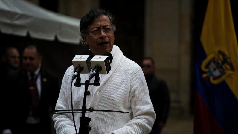 Rompimento ocorre após acusações de violação de acordos por dissidência das Farc e impõe novo revés à política de “paz total” do governo colombiano