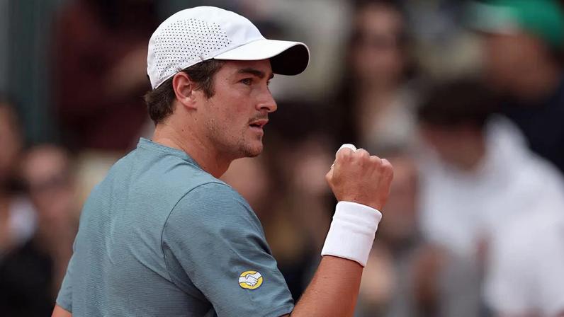 João Fonseca na estreia no Masters 1000 de Monte Carlo, contra o canadense Gabriel Diallo (Reprodução)